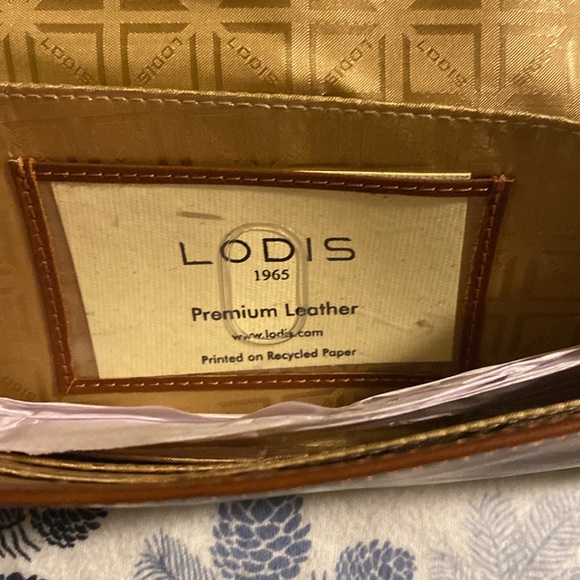 LODIS In The Details Traveller Chestnut Leather Crossbody Wallet - Picture 4 of 5